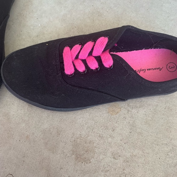 Size 3 American Eagle shoes - Picture 2 of 2